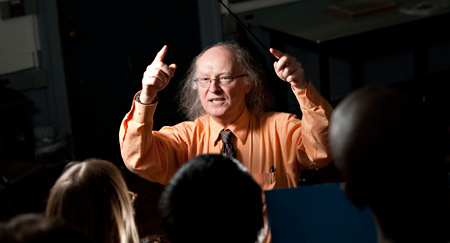 Kevin Ahern leading students in song (photo from oregonstate.edu)